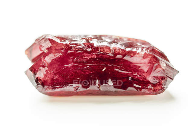 Pedra preciosa rubi brilhante no fundo branco . — Fotografia de Stock