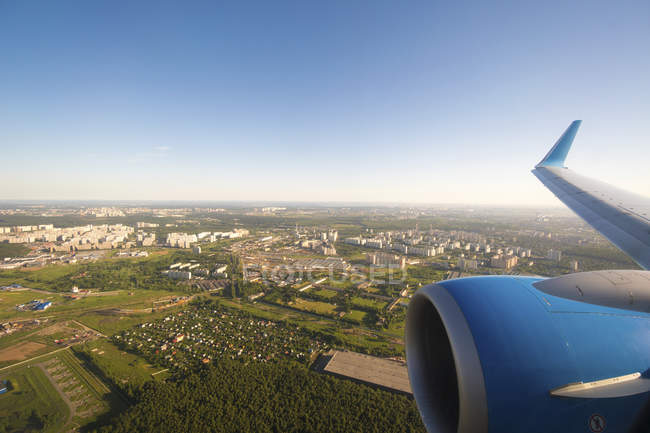 Luftaufnahme der europäischen Stadt mit Strahltriebwerk am Himmel. — Stockfoto
