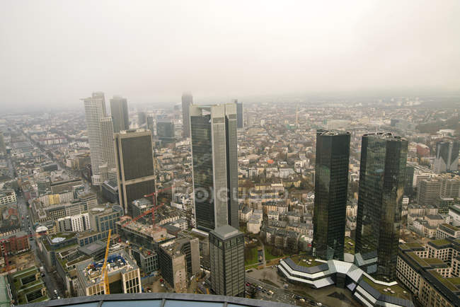 Barrio financiero en el paisaje urbano de Frankfurt, Alemania . - foto de stock
