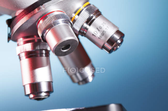 Primer plano de la etapa del microscopio de luz y las lentes . - foto de stock