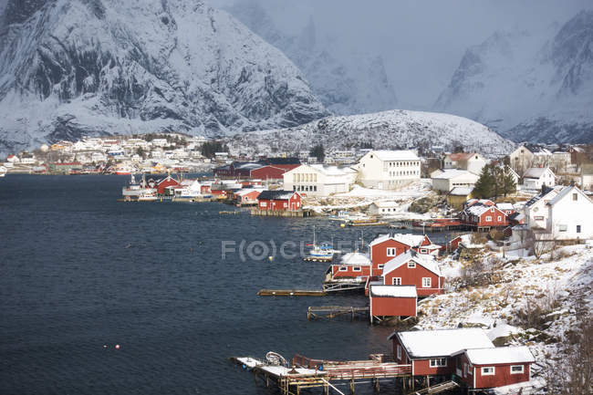 Casas tradicionales en el pueblo pesquero de Noruega . - foto de stock