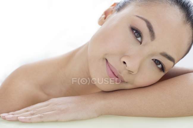 Young woman smiling and looking in camera, portrait. — Stock Photo