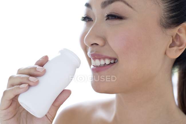 Jeune femme buvant une boisson probiotique, portrait . — Photo de stock
