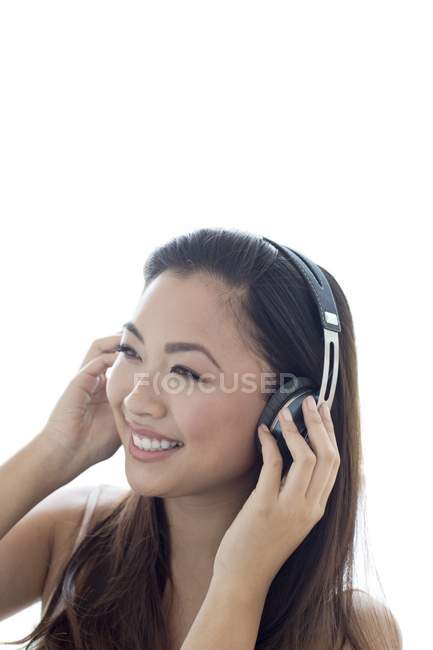 Jovem mulher ouvindo música usando fones de ouvido. — Fotografia de Stock