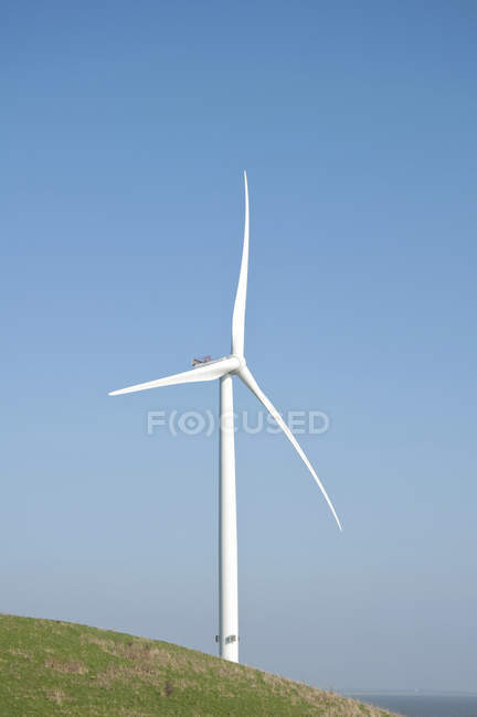 Прибрежная ветряная турбина против голубого неба в Эсбьерге, Дания — стоковое фото