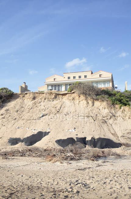 Costruire su una collina ed erodere dune di sabbia a Sedgefield, Western Cape, Sud Africa . — Foto stock