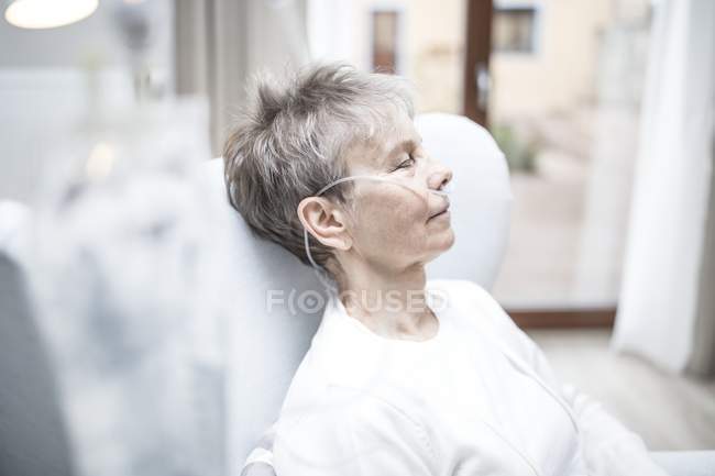Senior woman sleeping with nasal cannula. — Stock Photo