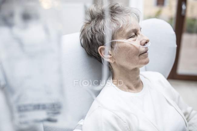 Mulher idosa dormindo com cânula nasal e bolsa IV, close-up . — Fotografia de Stock