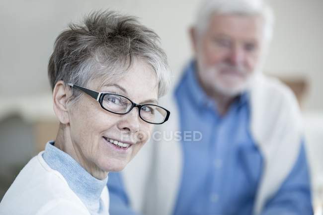 Senior mulher de óculos sorrindo e olhando na câmera, retrato . — Fotografia de Stock