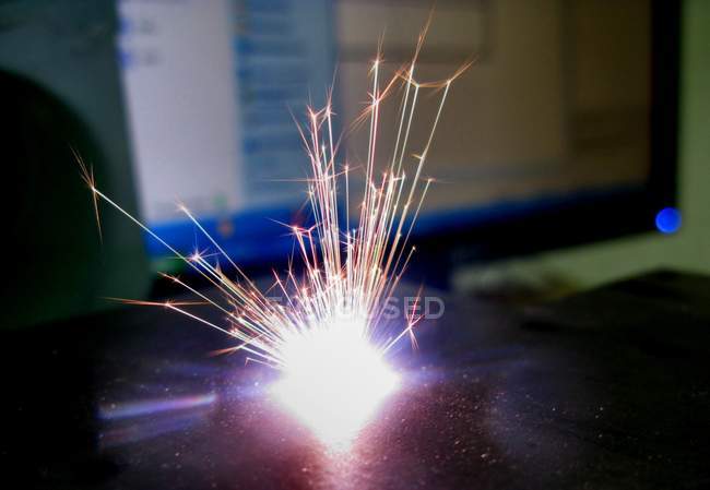 Scintille di titanio ad ablazione laser per la formazione di microstrutture e nanostrutture sulla superficie
. — Foto stock