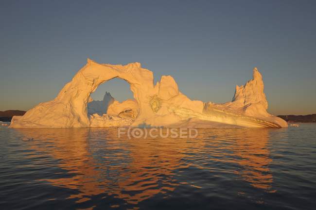 Icebergs du fjord de glace au coucher du soleil à Ilulissat, Disko Bay, Groenland . — Photo de stock