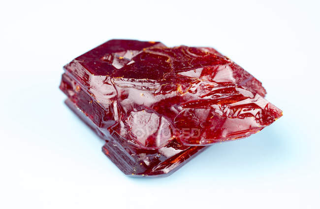 Красный минеральный камень на обычном фоне
. — стоковое фото