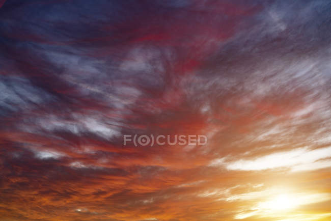 Ciel avec nuages aux couleurs du lever du soleil, plein cadre . — Photo de stock