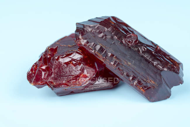 Rote mineralische Edelsteine auf glattem Hintergrund. — Stockfoto