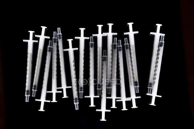 Weiße Tuberkulin-Spritzen auf schwarzem Hintergrund. — Stockfoto