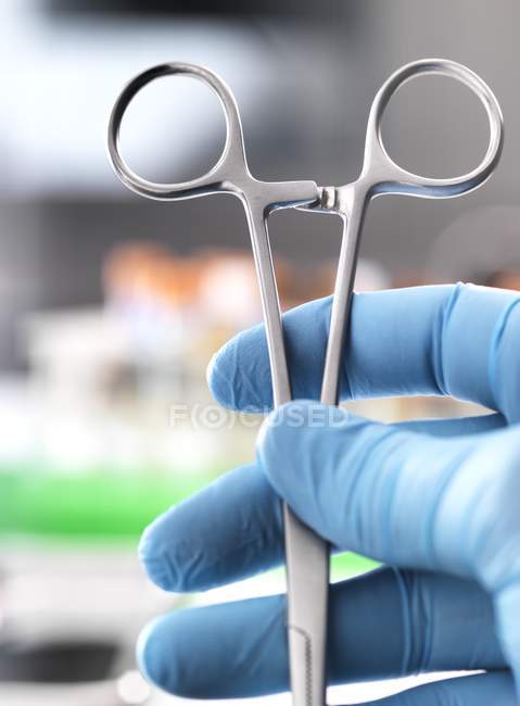 Nahaufnahme der Chirurgenschere in der Hand des Chirurgen im Operationssaal. — Stockfoto