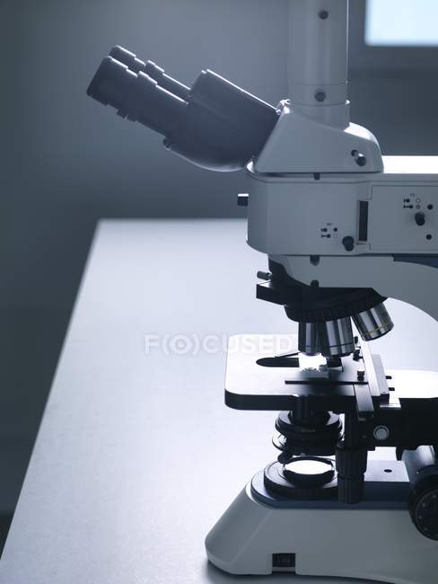 Natureza morta do microscópio no banco de laboratório . — Fotografia de Stock