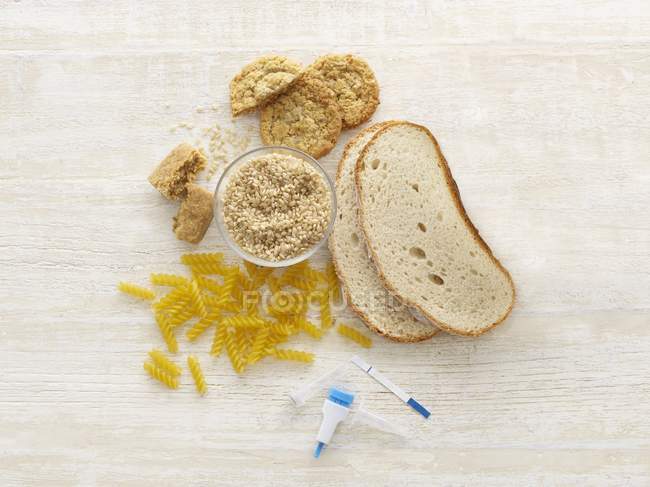 Vista superior de pão e macarrão com equipamento de teste celíaco, tiro estúdio . — Fotografia de Stock