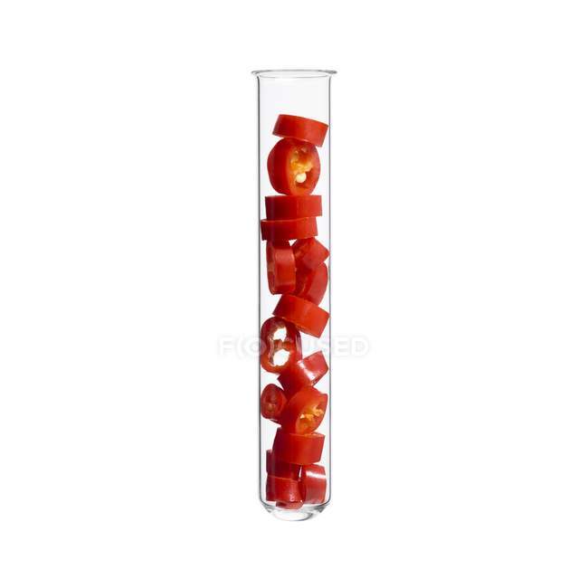 Rote Chilischote im Reagenzglas, Studioaufnahme. — Stockfoto