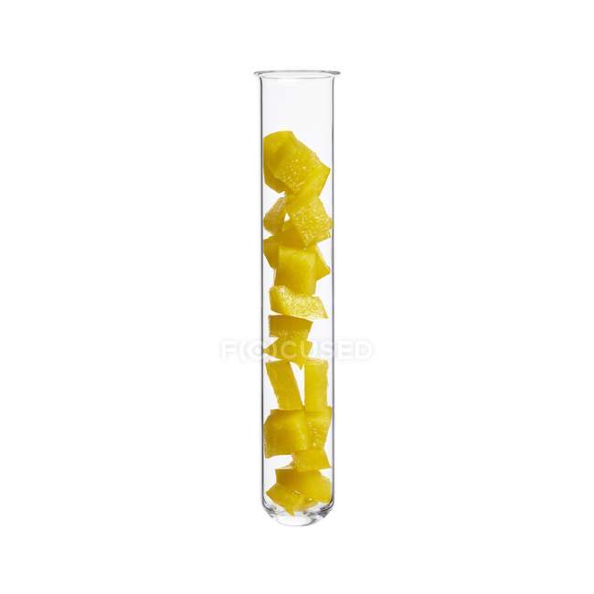 Paprika in Scheiben geschnitten im Reagenzglas, Studioaufnahme. — Stockfoto