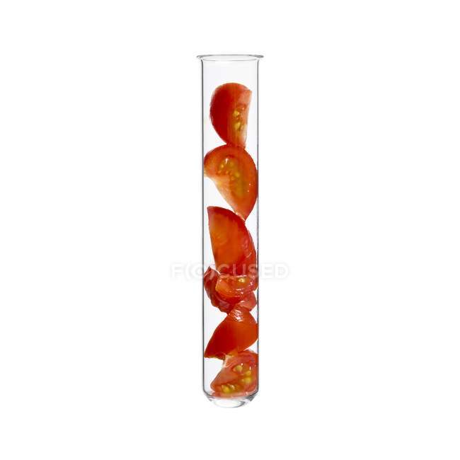 Tomatenscheiben im Reagenzglas, Studioaufnahme. — Stockfoto