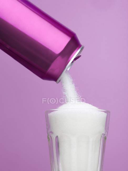 Azúcar vertido de bebidas lata en vidrio
. - foto de stock