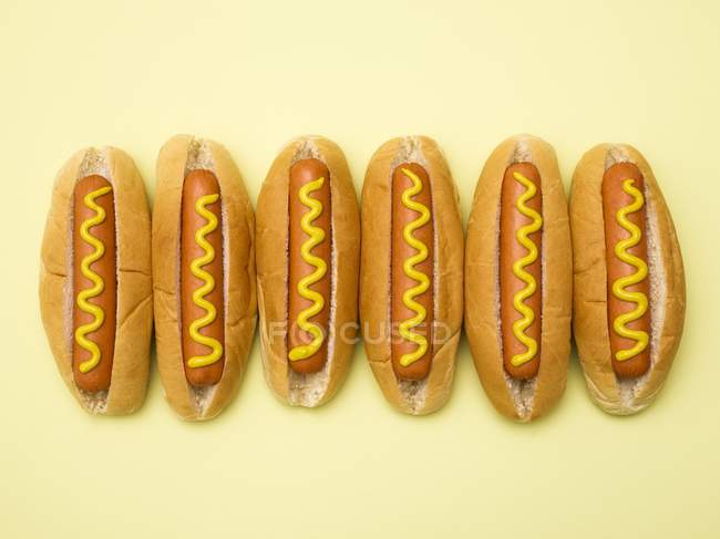 Hot dogs sur fond plat . — Photo de stock