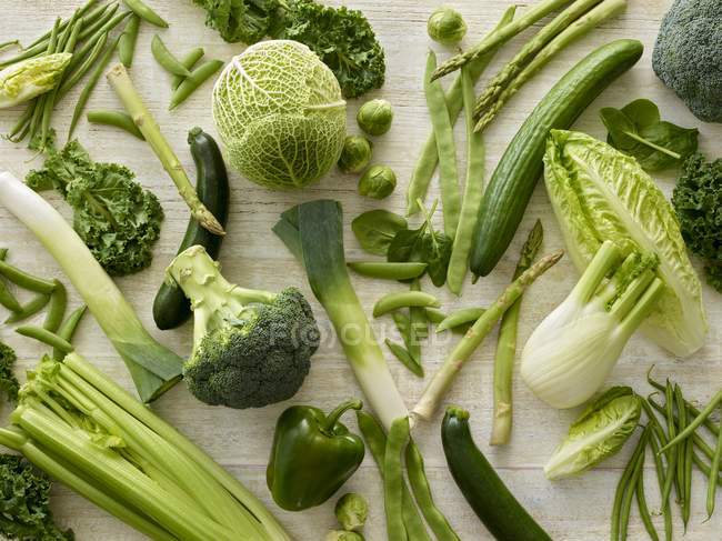 Разнообразие свежих зеленых овощей, вид сверху . — стоковое фото