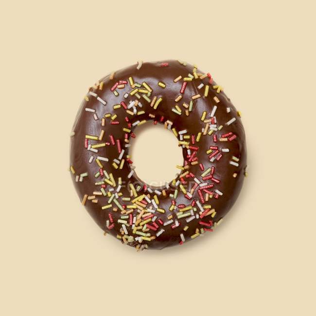 Donut de chocolate com fios de açúcar, tiro estúdio . — Fotografia de Stock