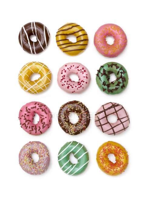 Draufsicht auf bunte Donuts im Hintergrund, Studioaufnahme. — Stockfoto