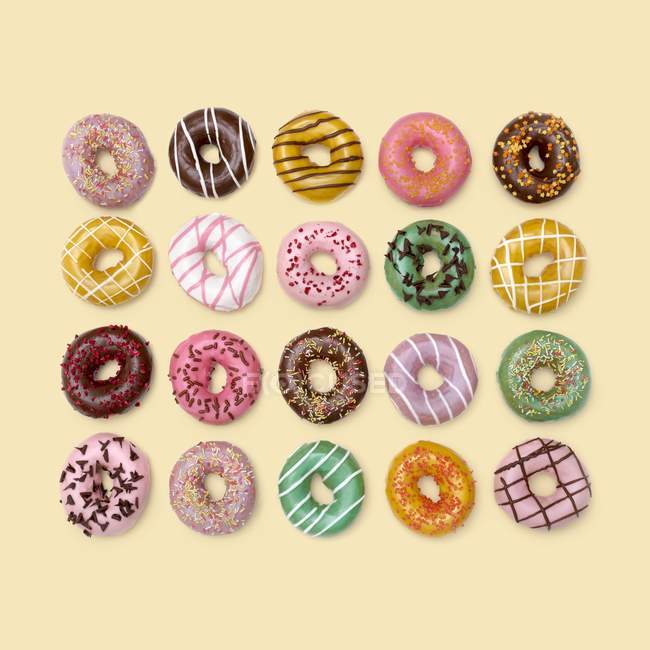Draufsicht auf bunte Donuts im Hintergrund, Studioaufnahme. — Stockfoto
