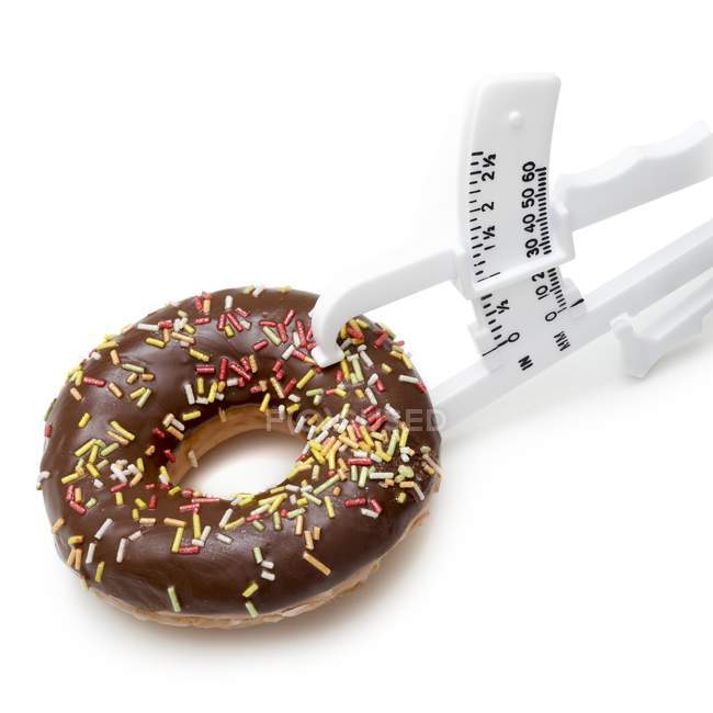 Schokoladen-Donut mit Hautfaltenschieber auf weißem Hintergrund. — Stockfoto
