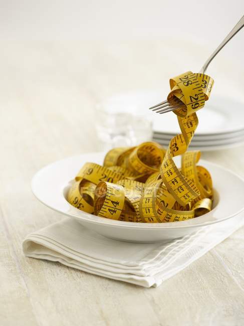 Forchetta che prende il metro dal piatto di pasta . — Foto stock