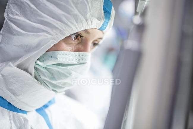 Закри лабораторії техніком захисні масті та лицьову маску в стерильних лабораторії. — стокове фото