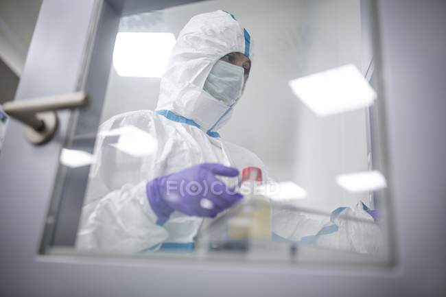 Techniker trägt Ausrüstung und Lösung im sterilen Labor. — Stockfoto
