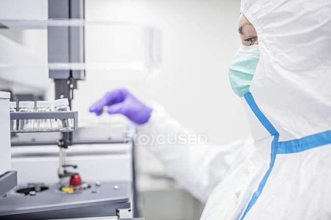 Técnico que verifica culturas de células estaminais em laboratório de bioengenharia . — Fotografia de Stock