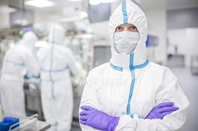 Técnico de laboratório em vestuário de proteção em ambiente de laboratório estéril
. — Fotografia de Stock