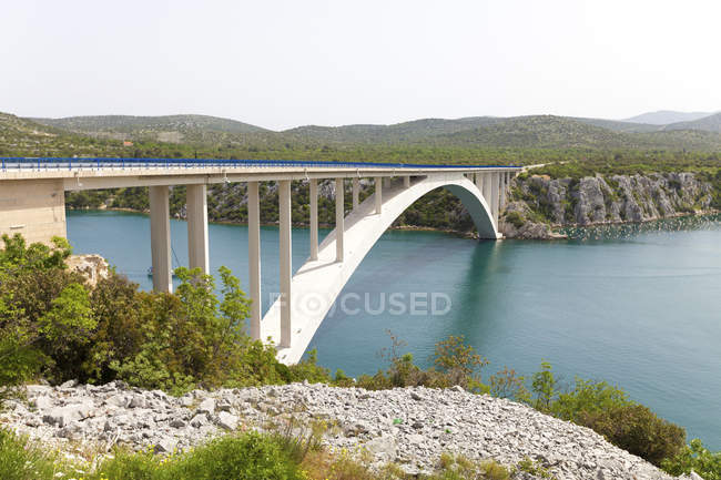 Paski meisten Brücke über Meerenge in kroatischen Hügeln. — Stockfoto