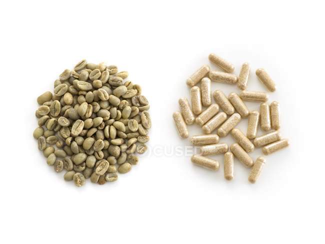 Grüne Kaffeebohnen und Nahrungsergänzungsmittel zur Gewichtsabnahme. — Stockfoto