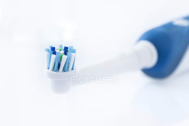 Primer plano del cepillo de dientes eléctrico sobre fondo blanco . - foto de stock