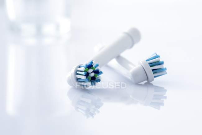 Elektrische Zahnbürstenköpfe vor weißem Hintergrund. — Stockfoto