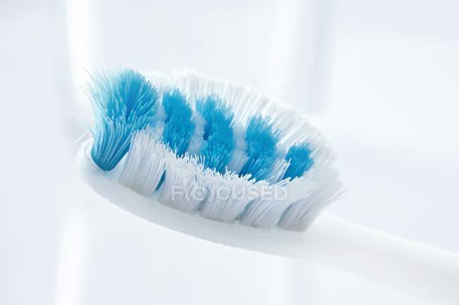 Nahaufnahme einer gebrauchten Zahnbürste vor weißem Hintergrund. — Stockfoto