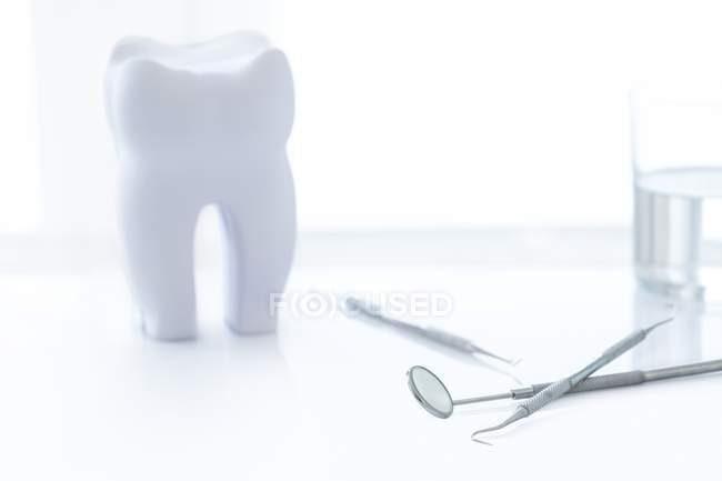 Geräte und Werkzeuge für Zahnkliniken vor weißem Hintergrund. — Stockfoto