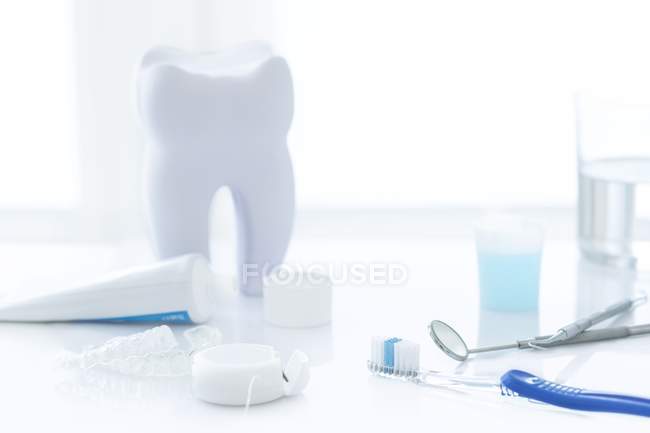 Equipo de clínica dental y modelo de dientes contra fondo blanco . - foto de stock