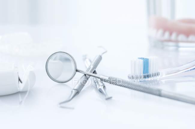 Equipo y herramientas de clínica dental contra fondo blanco . - foto de stock