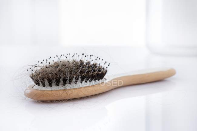 Escova de cabelo coberta com cabelo, tiro estúdio . — Fotografia de Stock