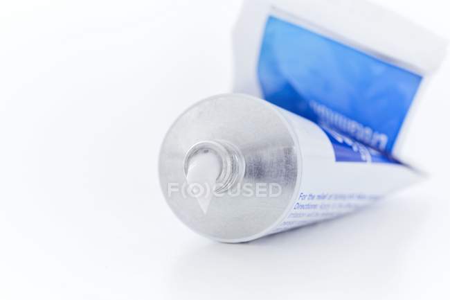 Close-up of white medical cream coming out of tube. — Stock Photo
