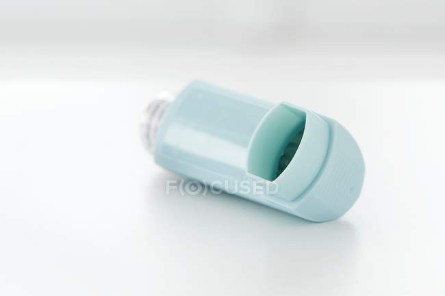 Inhalador de asma contra fondo blanco . - foto de stock