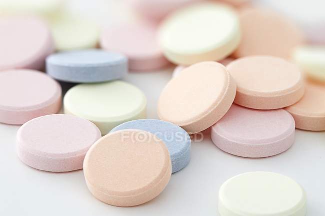 Comprimidos antiácidos coloridos contra fundo branco . — Fotografia de Stock