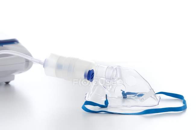 Nebulizador de asma contra fundo branco . — Fotografia de Stock